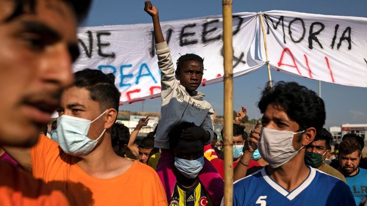 Migranti bez přístřeší se bouří, řecká policie proti nim zasáhla slzným plynem