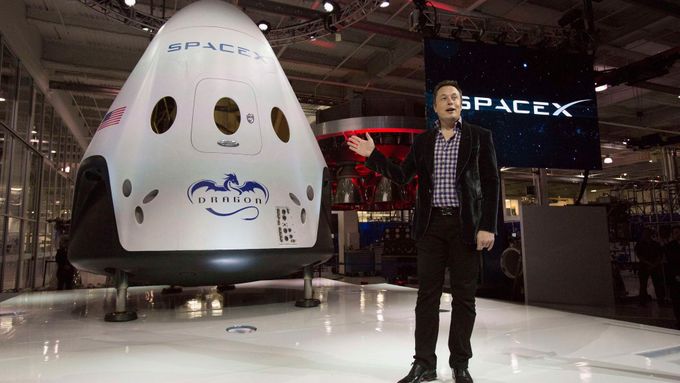 Elon Musk představuje Dragon 2 (květen 2014)