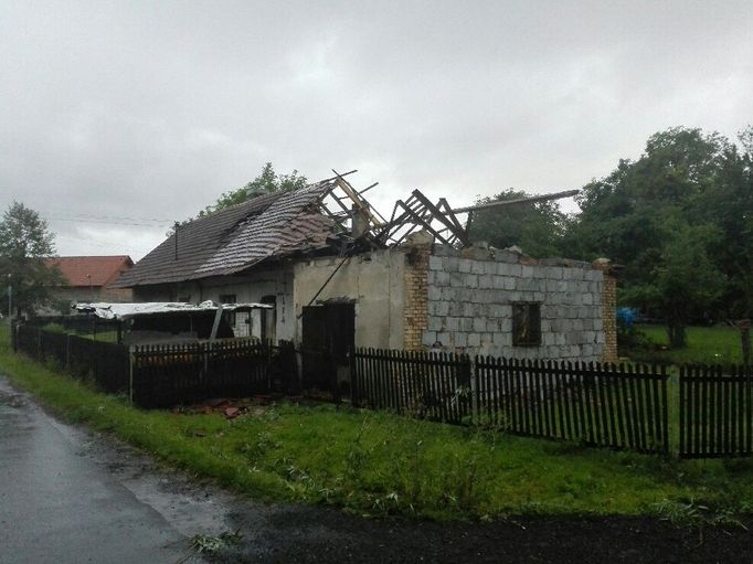 Vichřice, která se prohnala Bohuslavicemi na Náchodsku, strhla až třetinu střech v obci.