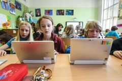 Škola podle Chládka: Očipované děti pod neustálou kontrolou