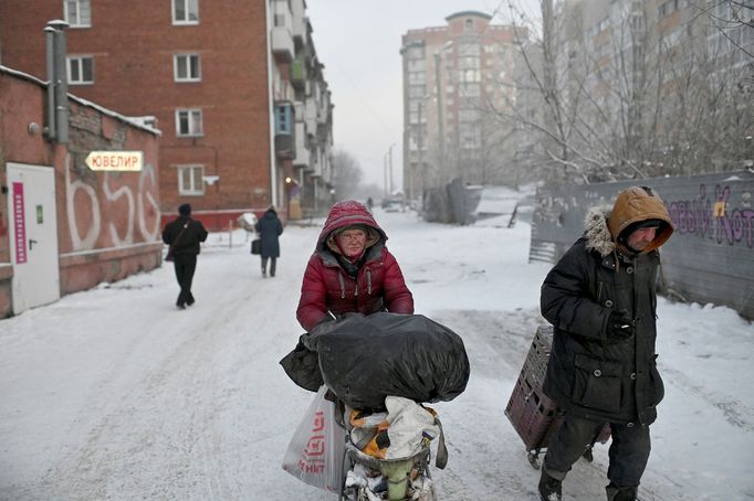 Život bezdomovců v třeskutých mrazech na Sibiři v Rusku.  19. 2. 2020