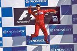 Michael Schumacher má však těch úspěchů mnohem více než jeho talentovaný 20letý syn. Po dvou titulech v Benettonu odešel před sezonou 1996 do Scuderie, pro niž pětkrát vyhrál mistrovství světa,