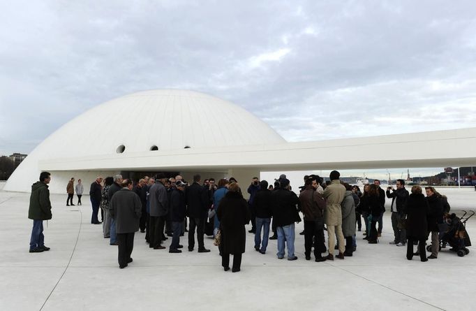 Members of the "Yo apoyo al Centro Cultural Internacional Oscar Niemeyer" (I support the Oscar Niemeyer International Cultural Center) association gather to pay tribute to architect Oscar Niemeyer in Aviles December 6, 2012. Niemeyer, a towering patriarch of modern architecture who shaped the look of modern Brazil and whose inventive, curved designs left their mark on cities worldwide, died late on Wednesday. He was 104. Niemeyer had been battling kidney and stomach ailments in a Rio de Janeiro hospital since early November. His death was the result of a lung infection developed this week, the hospital said, little more than a week before he would have turned 105. REUTERS/Eloy Alonso (SPAIN - Tags: TRAVEL BUSINESS CONSTRUCTION) Published: Pro. 6, 2012, 1:41 odp.