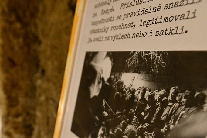 Dobová fotografie mezi exponáty.