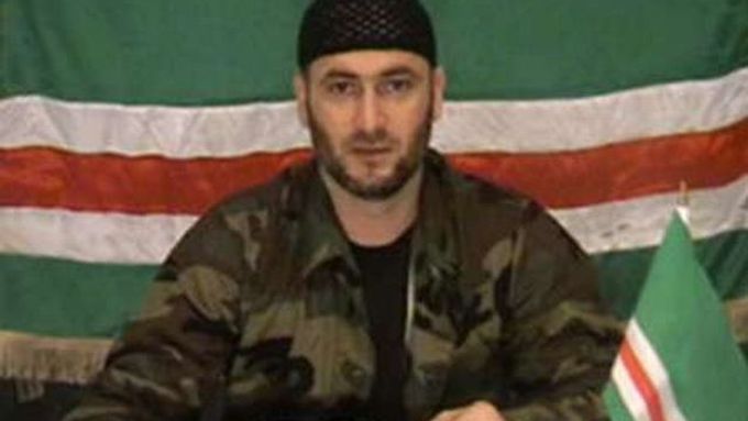 Vůdce separatistů Sajdullajev na archivním snímkou s čečenskou vlajkou.