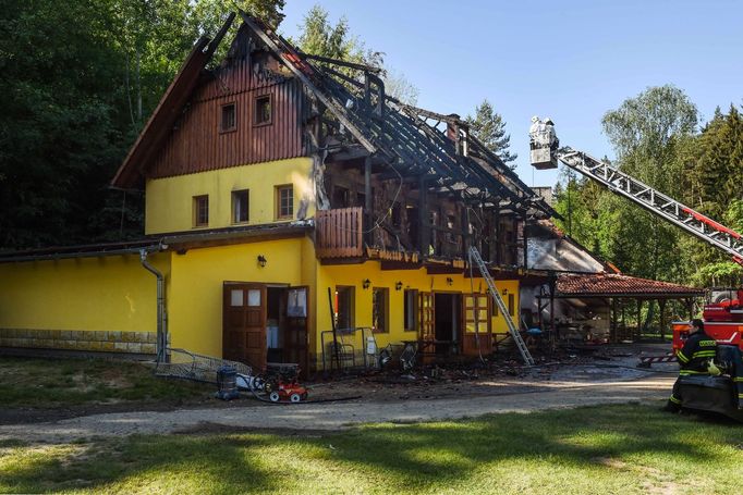 Při požáru rekreační chaty uhořel student a pedagog.