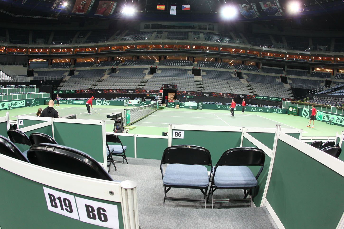 Páteční poslední přípravy v O2 areně