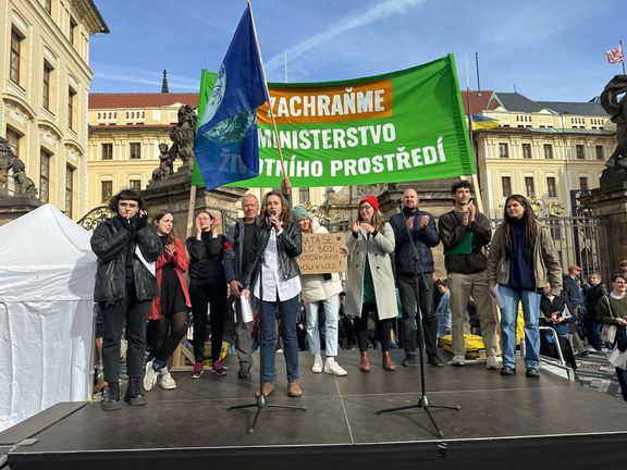 Moderátorka Ivona Remundová (s mikrofonem) s většinou vystupujících, kteří promluvili v neděli na protestu na Hradčanském náměstí.