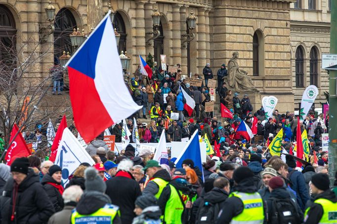 Protest studentů a odborů proti opatřením vlády Petra Fialy.