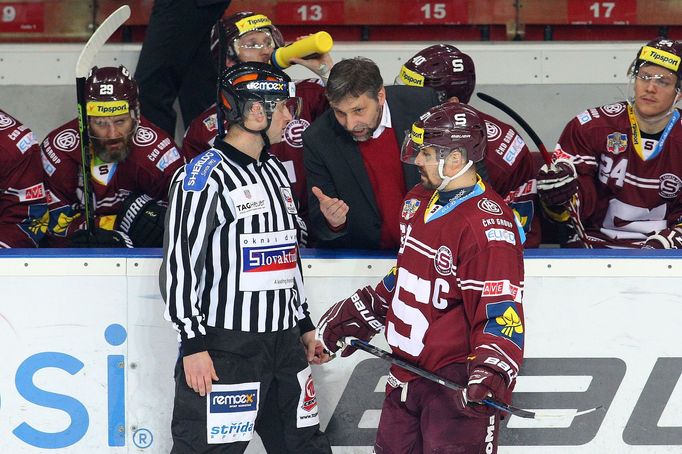 Tomáš Rolinek před sparťanskou střídačkou