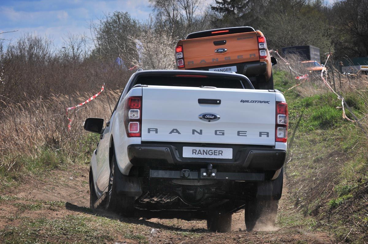 Ford Ranger - 4 terén záď