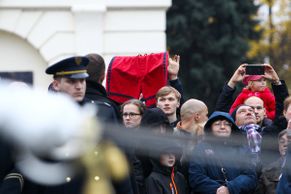 Obrazem: Zemana vítaly u Masarykova pomníku červené trenýrky. I tak slaví republika svátek