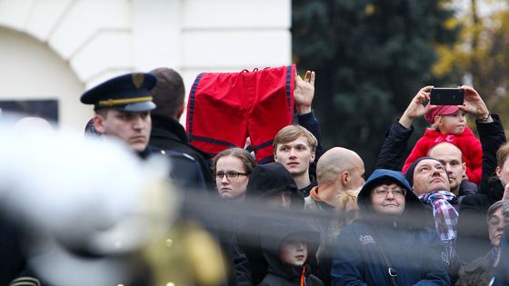 Obrazem: Zemana vítaly u Masarykova pomníku červené trenýrky. I tak slaví republika svátek