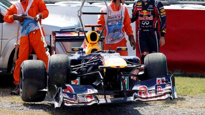 Vettel obhlíží škodu na svém voze. Jak pilot, tak jeho monopost by měli být pro zítřejší kvalifikaci v pořádku.
