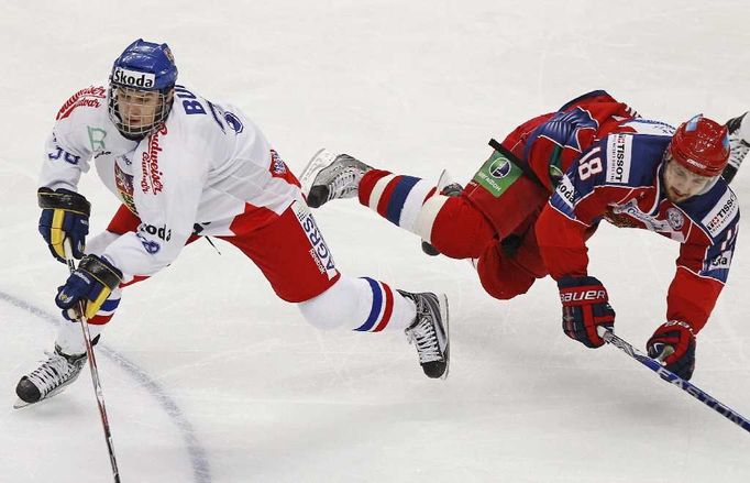 Český hokejista Jan Bulis v dresu české reprezentace v utkání s Ruskem v roce 2010.