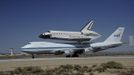 The space shuttle Endeavour, carried piggyback atop a Boeing 747 jumbo jet, comes in for its landing at at Edwards Air Force Base in California, September 20, 2012, after a cross-country trip to Los Angeles to begin its final mission as a museum exhibit. Endeavour is scheduled to take off for its final ferry flight again on Friday, and the final airborne journey of the entire space shuttle fleet, headed for Los Angeles International Airport. REUTERS/Gene Blevins (UNITED STATES - Tags: TRANSPORT SCIENCE TECHNOLOGY) Published: Zář. 20, 2012, 10:14 odp.