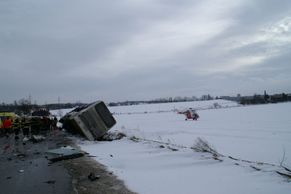 Při srážce autobusu s kamionem jeden člověk zemřel, 9 je zraněno