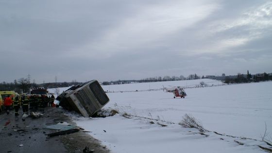 Při srážce autobusu s kamionem jeden člověk zemřel, 9 je zraněno