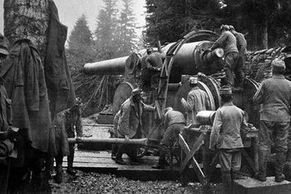 IN PICTURES: Author of unique war photos identified