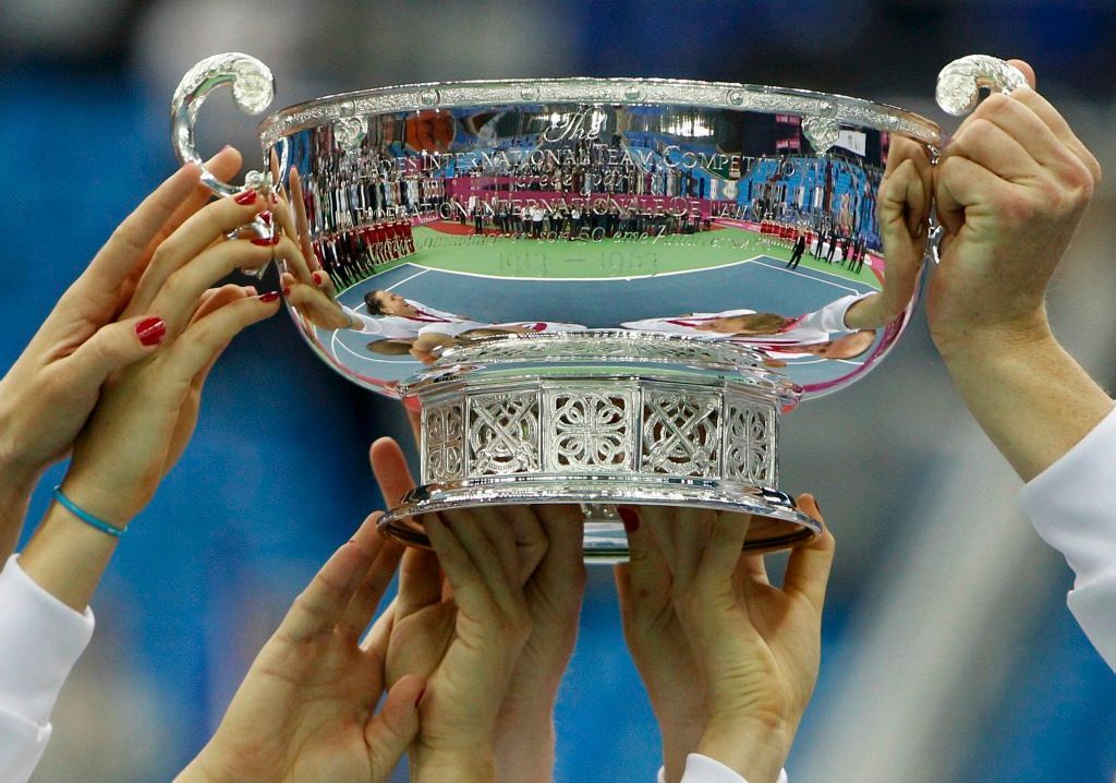 České tenistky slaví vítězství ve finále Fed Cupu 2011 proti Rusku.
