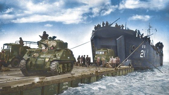 Den D pohledem Spojenců i nacistů. Kolorované snímky zachycují vylodění v Normandii
