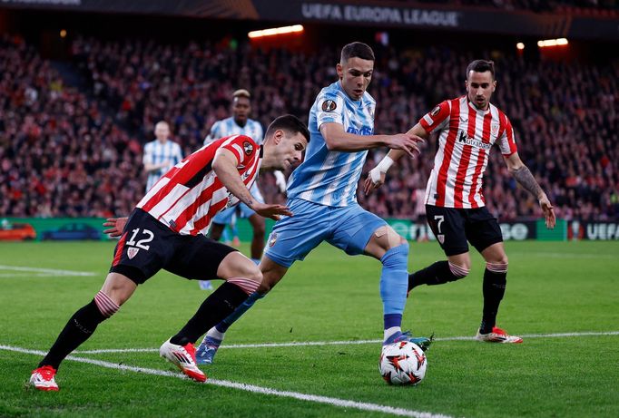 Viktorián Svetozar Markovič (v modrobílém) v obležení hráčů soupeře při utkání Evropské ligy Bilbao - Plzeň