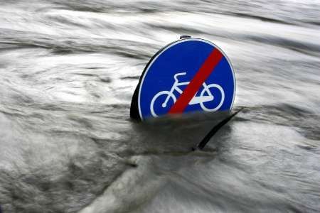 Pod hladinou pomalu mizí dopravní značky