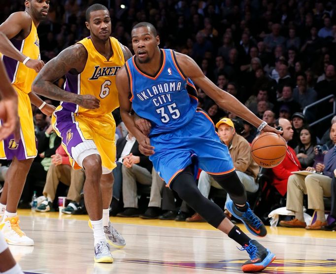 Kevin Durant z týmu Oklahoma City uniká Earlu Clarkovi z Los Angeles Lakers