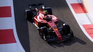 Carlos Sainz junior ve Ferrari v kvalifikaci na VC Abú Zabí F1 2022