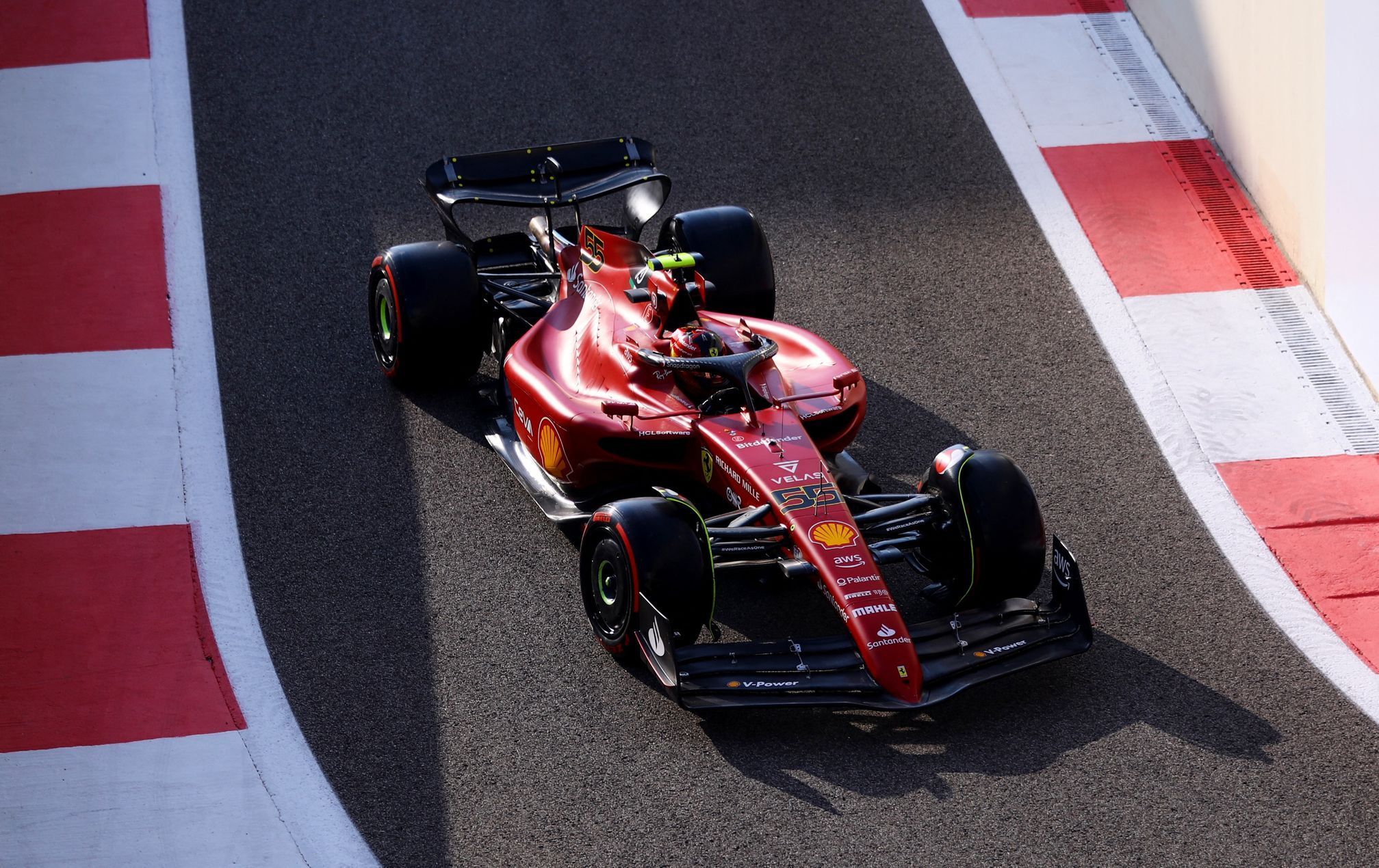 Carlos Sainz junior ve Ferrari v kvalifikaci na VC Abú Zabí F1 2022