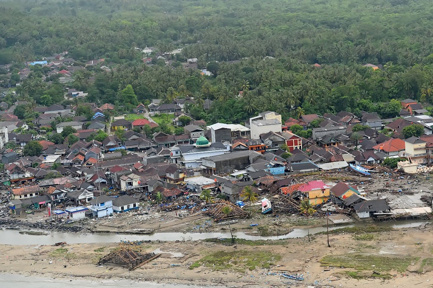 Indonésie tsunami po výbuchu sopky Krakatoa prosinec 2018
