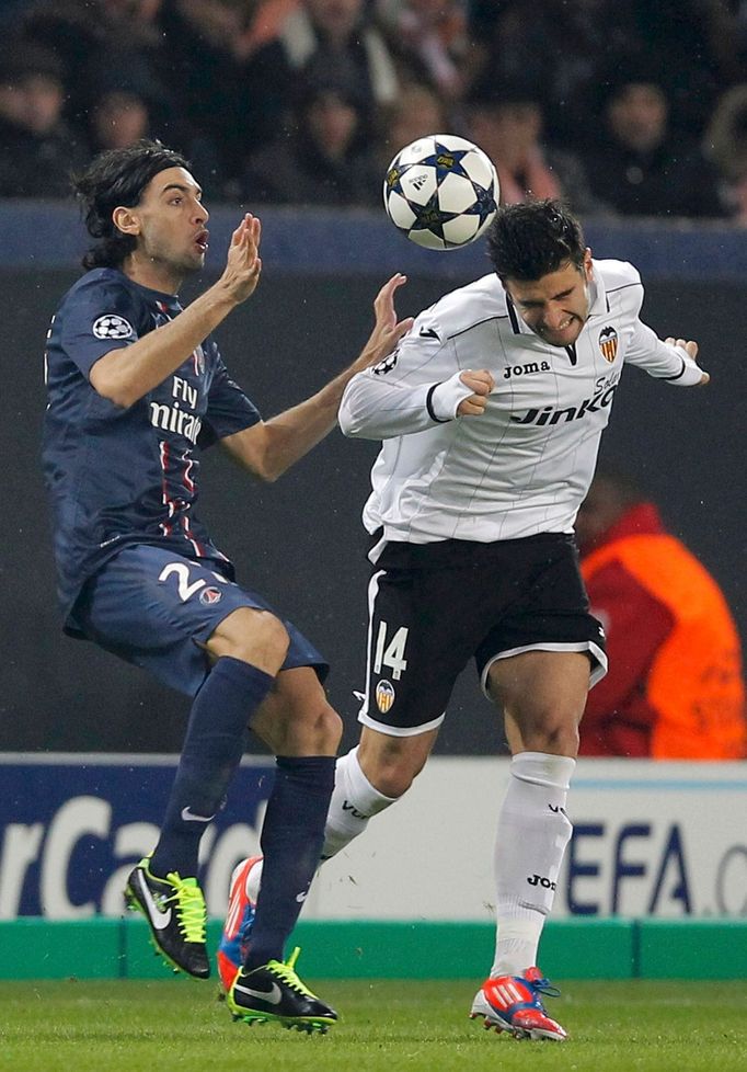 Fotbal, Liga mistrů, Paris St Germain - Valencie: Javier Pastore - Antonio Barragan