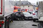Syřan v Německu najížděl ukradeným kamionem do aut, devět lidí je zraněných
