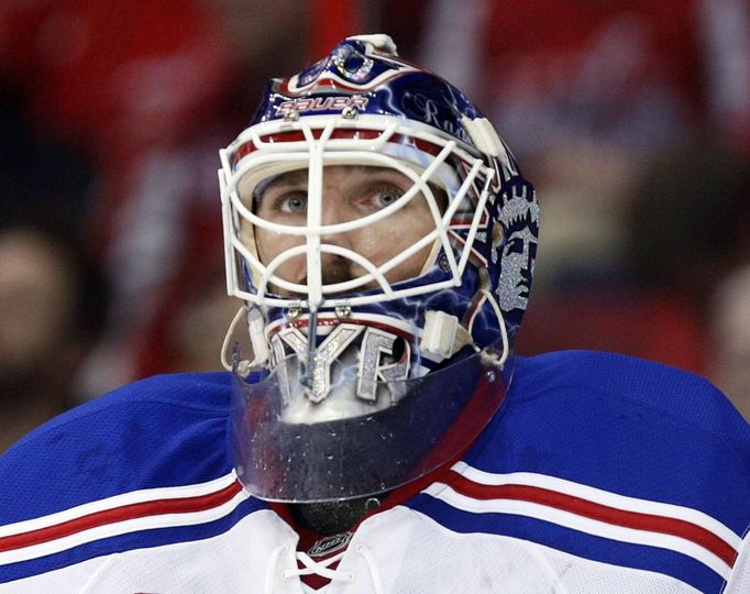 Henrik Lundqvist sleduje časomíru ve 3. zápase semifinále východní konference Stanley Cupu mezi NY Rangers a Washingtonem Capitals.