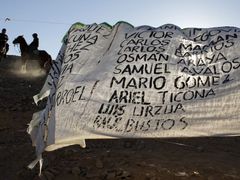 Chilští policisté na koních dbají o to, aby se stovky novinářů číhajících na horníky, nedostaly příliš blizko k dolu