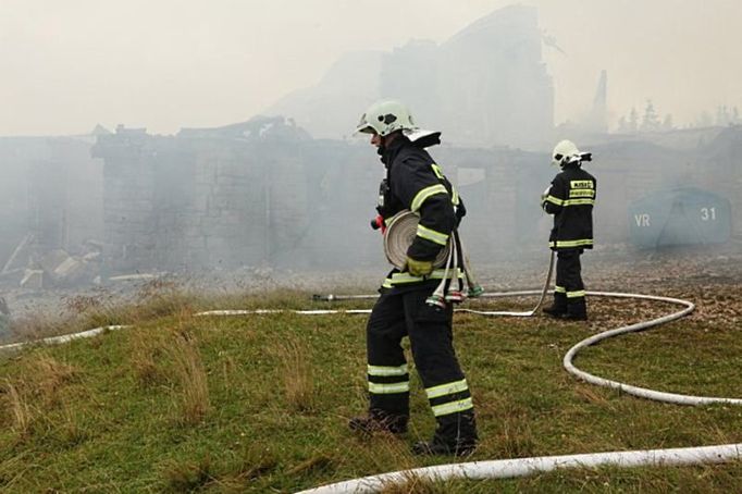 Hasiči bojovali s požárem dlouhé hodiny, nedařilo se jim lokalizovat ohnisko.