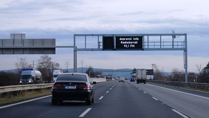 Nejstarší česká dálnice bude mít po rekonstrukci například bezpečnější sjezdy.