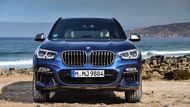 BMW X3 je s délkou 4708 mm o celých 51 mm delší než jeho předchůdce. Narostl také rozvor, konkrétně o 54 mm, auto se i lehce rozšířilo a je o dva milimetry nižší. Celkově působí dominantněji než kdy předtím.