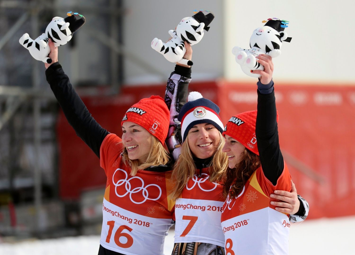 Ester Ledecká (7) slaví zlato z paralelního obřího slalomu na ZOH 2018