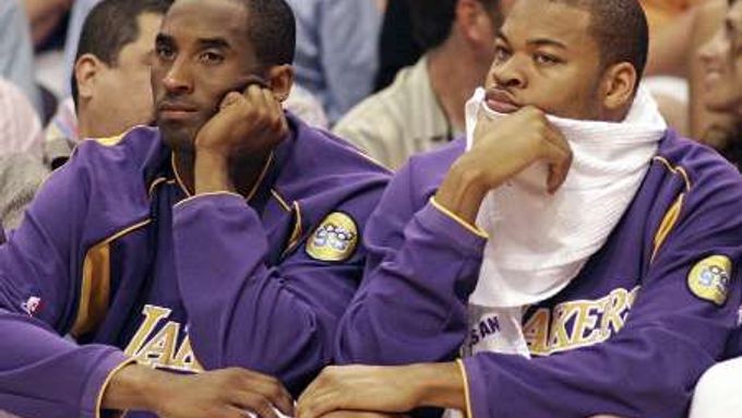 Smutní hráči Kobe Bryant a Devean George z Los Angeles Lakers po vyřazení v play-off od Phoenixu.