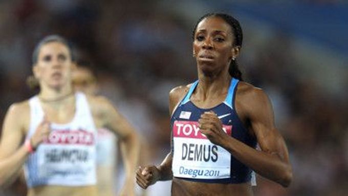 Lashinda Demusová, mistryně světa v běhu na 400 metrů, dobíhá do cíle. Za ní Zuzana Hejnová