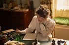 Film o průkopnici ženského psaní i vztahů Colette je příběhem peněz, ne vášně