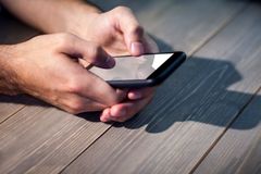 Třetina Čechů si nijak nezamyká mobilní telefon, zjistil průzkum