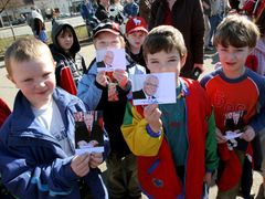 Václav Klaus pochválil místní děti, jak jsou hodné a poslouchají, když prezident mluví. Dostali za to obrázek s podpisem.