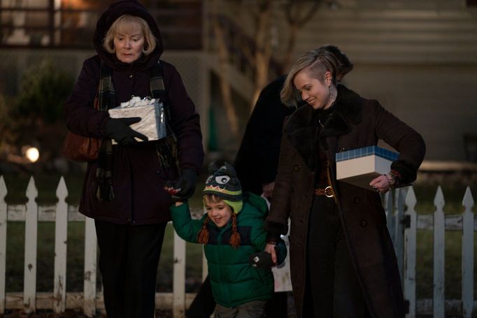 Jean Smartová jako Helen a Angourie Riceová coby Siobhan Sheehanová.