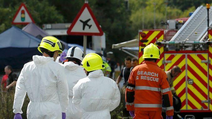 nehoda stíhacího letounu na dálnici v Anglii