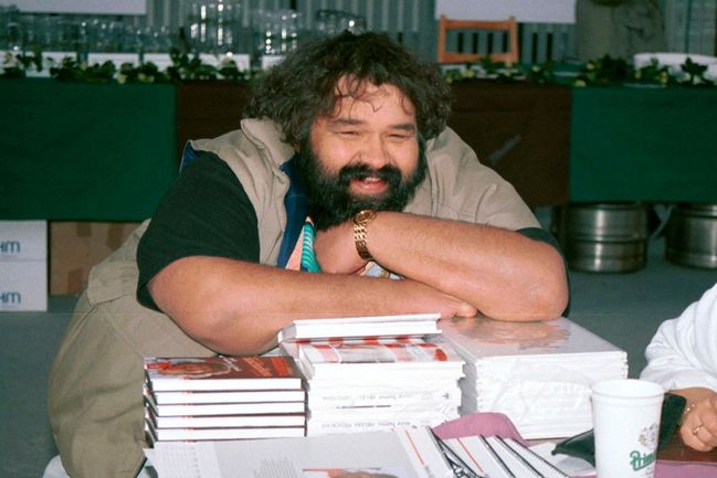 Český herec Jiří Růžička během autogramiády v Praze v roce 1995.