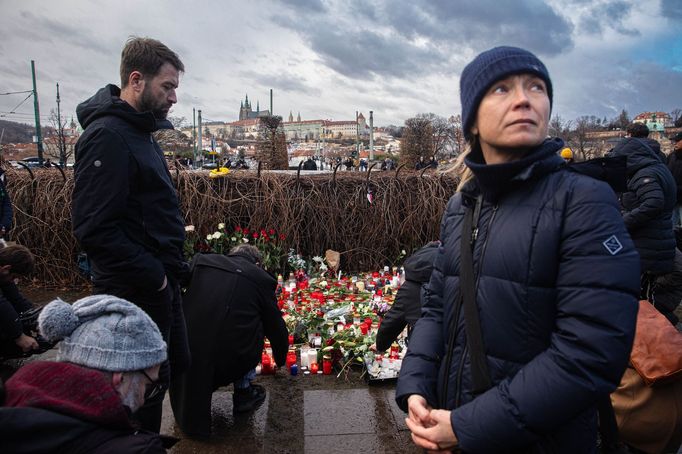 Filozofická fakulta v Praze den po střelbě, při které zahynulo 14 lidí. Lidé k jejím zdem nosí květiny a svíčky, stejně tak je pokládají na Náměstí Jana Palacha.