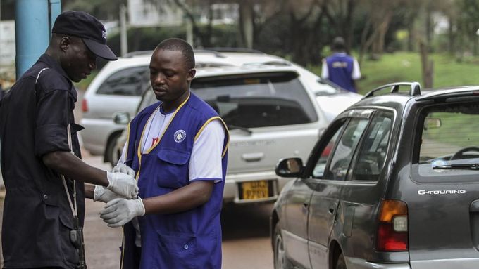 Strach z eboly je všudypřítomný. Ochranka nemocnice Mulago v ugandské metropoli Kampale nosí preventivně rukavice.