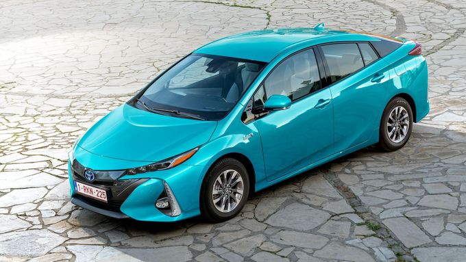 Toyota v nabídce elektromobil zatím nemá, plug-in hybridní Prius ale umí jezdit i bez emisí.